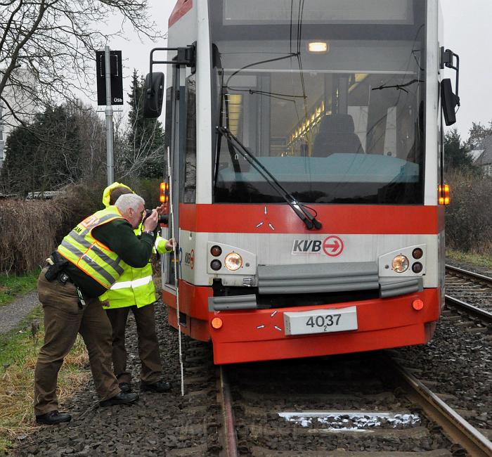 Kind unter Strassenbahn Koeln Porz Steinstr 16.JPG